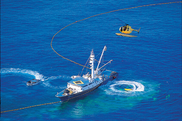 한 원양어선이 바다에서 조업을 하기 위해 선망 작업을 하고 있다