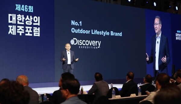 김창수 F&F 회장이 2023년 제주도에서 열린 제46회 제주포럼에서 강연하고 있다. [사진: 대한상의]