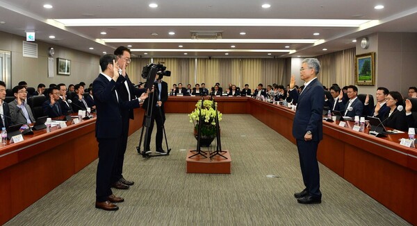 2023년 한전 김동철 사장(오른쪽)이 경영진과 지역 본부장들이 참석한 가운데 비상 경영 및 경영 혁신 실천 결의를 하고 있다