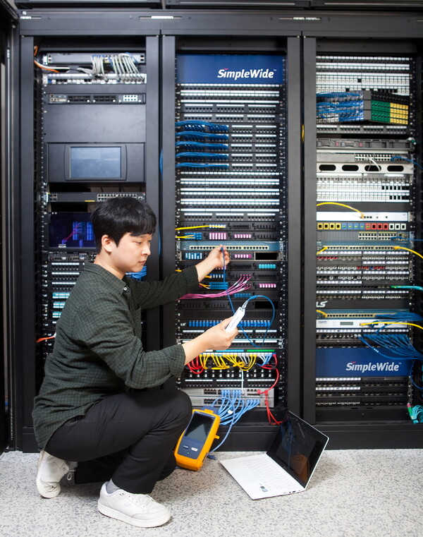 LS전선 직원이 데이터센터에서 랜케이블을 점검하고 있다.[사진=LS]