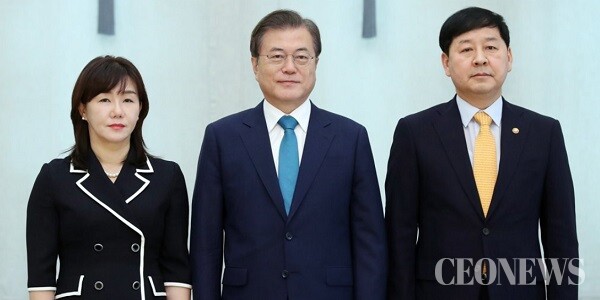 문재인 대통령(가운데)이 2020년 7월 3일 구윤철 국무조정실장(오른쪽)을 임명한 뒤 기념 촬영. 왼쪽은 구윤철 실장의 부인 민미영씨.[사진=기재부]