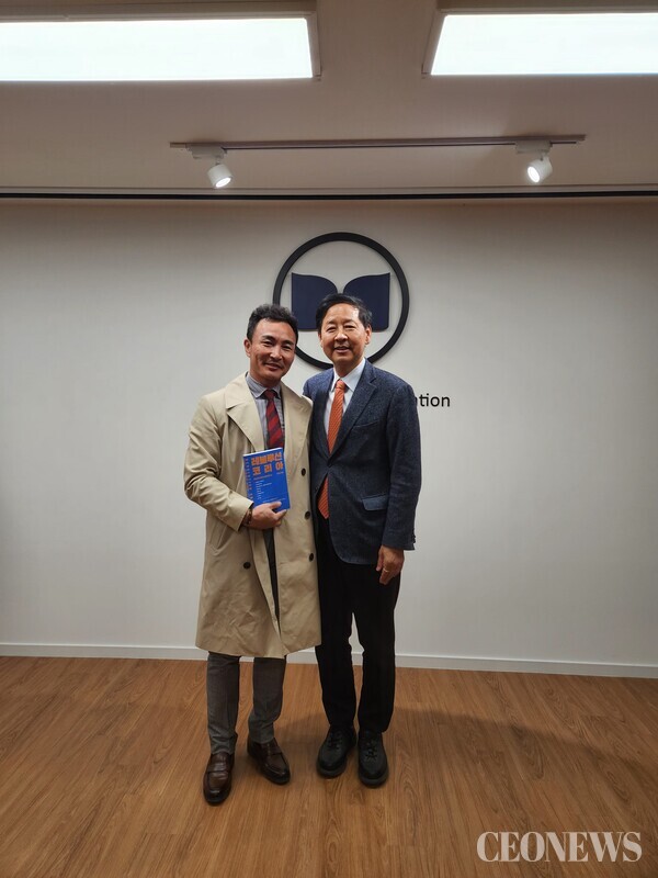 잡지협회 강당에서 레볼루션 코리아 강연회 후 대표기자와 기념촬영[왼쪽 이재훈 대표기자, 오른쪽 구윤철 경제부총리]