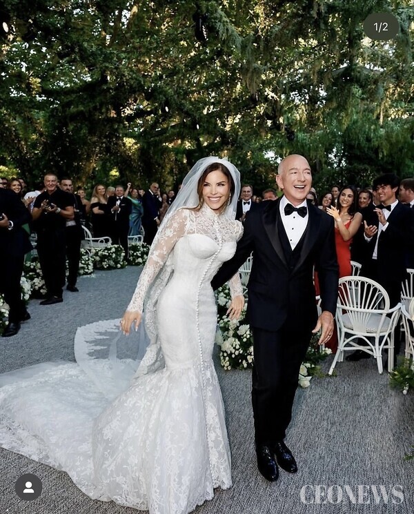 최근 이탈리아 베니스에서 200여 명의 하객들과 함께 결혼식을 올린 아마존 창립자 제프 베이조스와저널리스트이자 기업가 로렌 산체스. 그들의 결혼식 비용은 5천만불(약 680억)이었다고 전해진다.