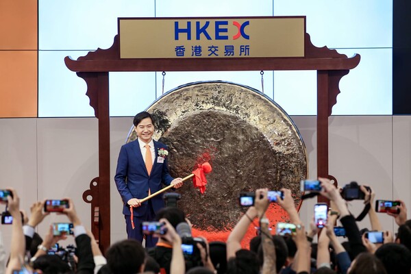 샤오미 회장 레이쥔이 수많은 팬들 앞에서 포즈를 취하고 있다(사진=레이쥔 SNS)