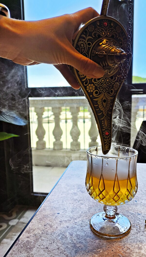 전설적인 해상 실크로드의 영감을 전하는 뱀부헛